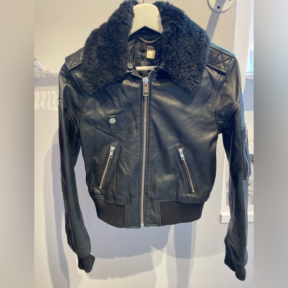 DIESEL leather bomber with removable shearling collar. Padded lining. Size S